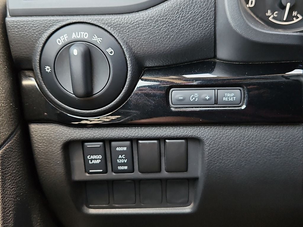 2024 Nissan TITAN Crew Cab SV 4x4
