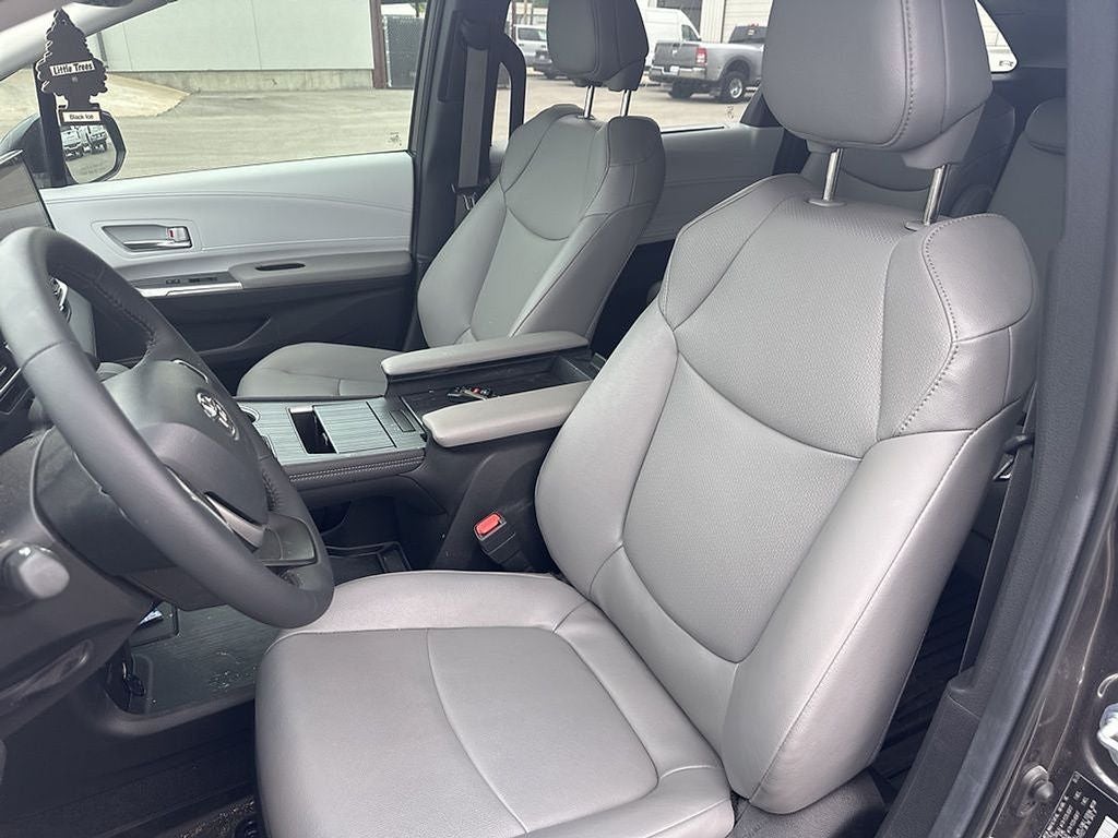2025 Toyota Sienna XLE 8 Passenger