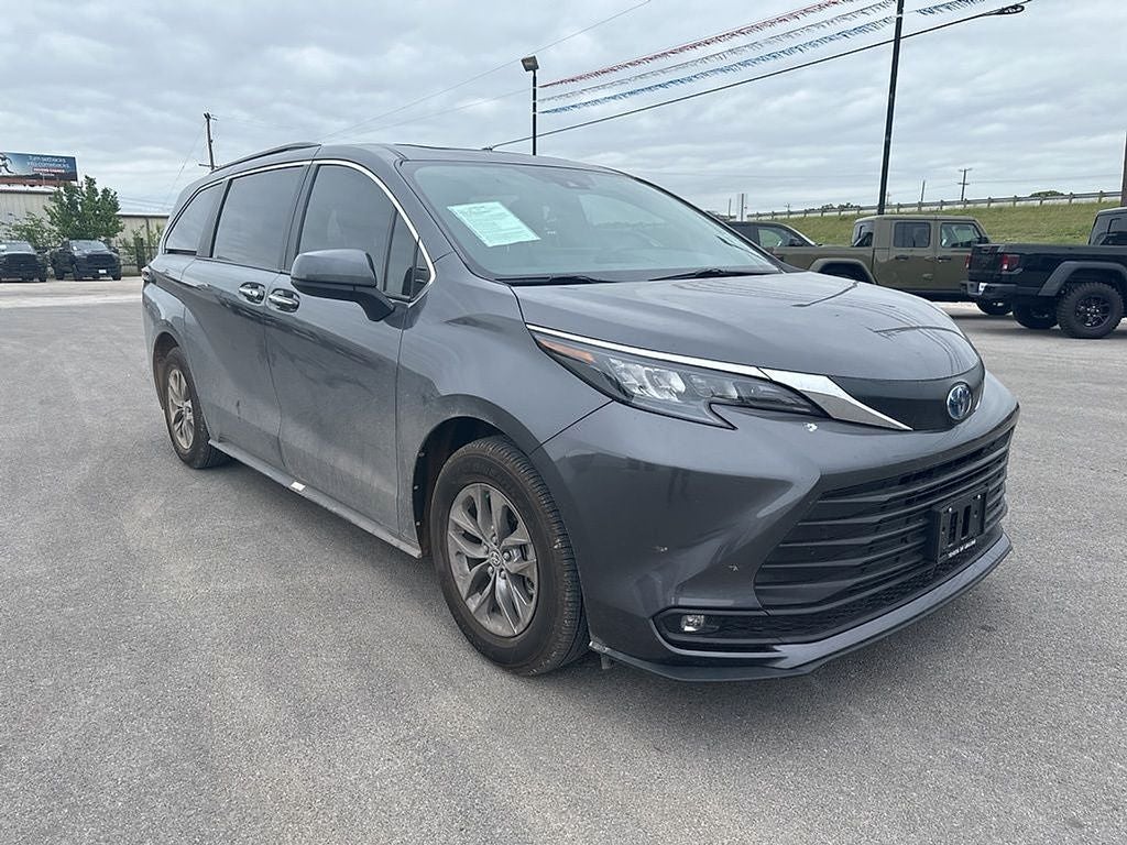 2025 Toyota Sienna XLE 8 Passenger